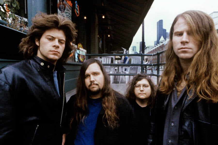 55 Pictures Of ’90s Grunge That Capture The Fashion Of Gen X