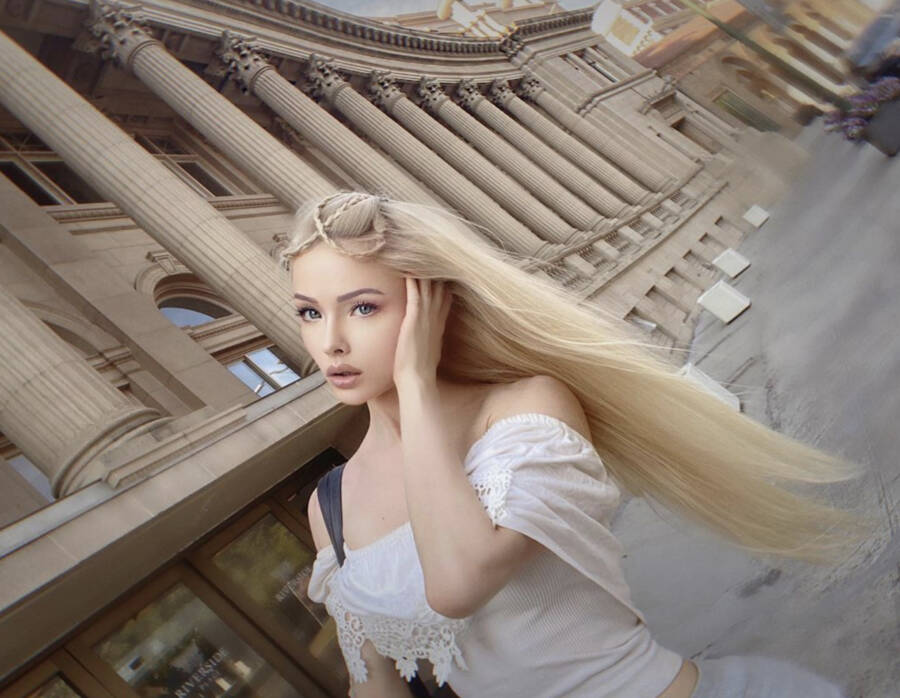 27 Surreal Photos Of Valeria Lukyanova, The Human Barbie Doll