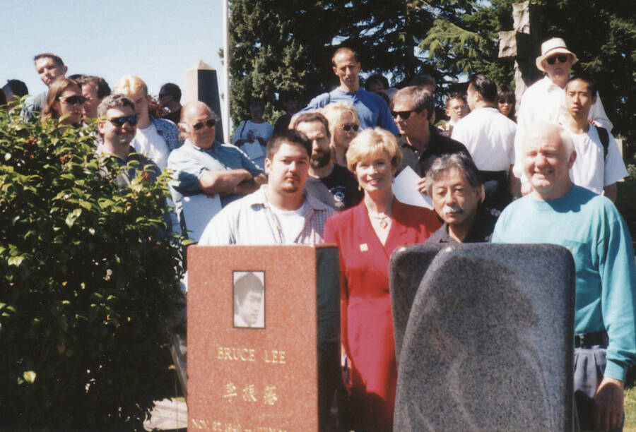 Linda Lee Cadwell At Bruce Lee Grave