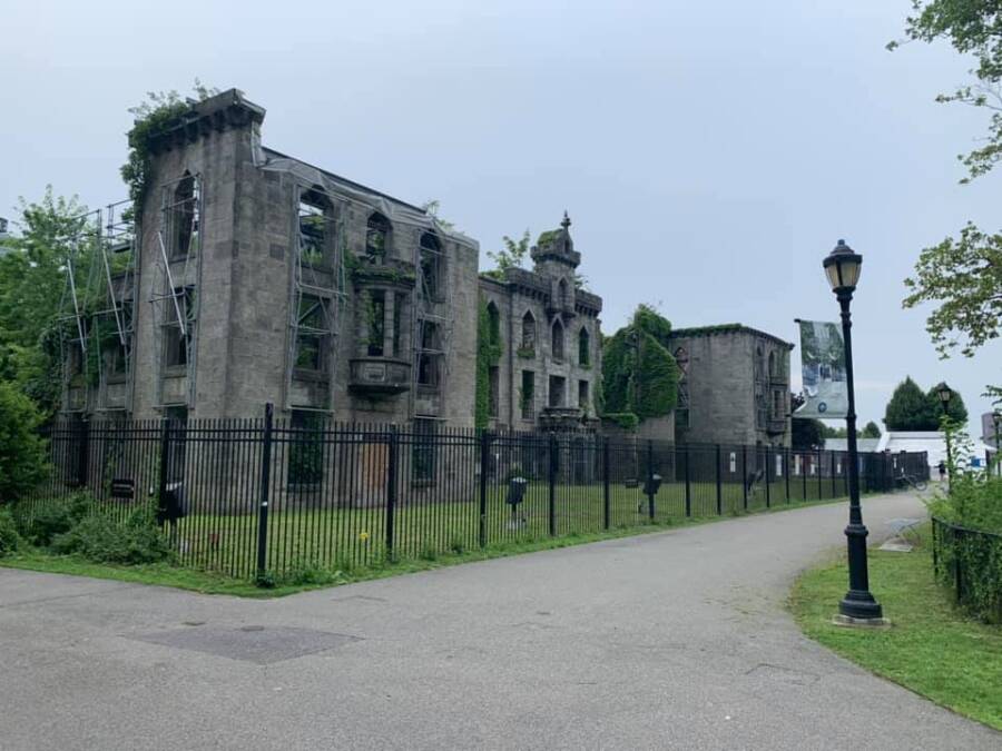 Roosevelt Island Smallpox Hospital Fences