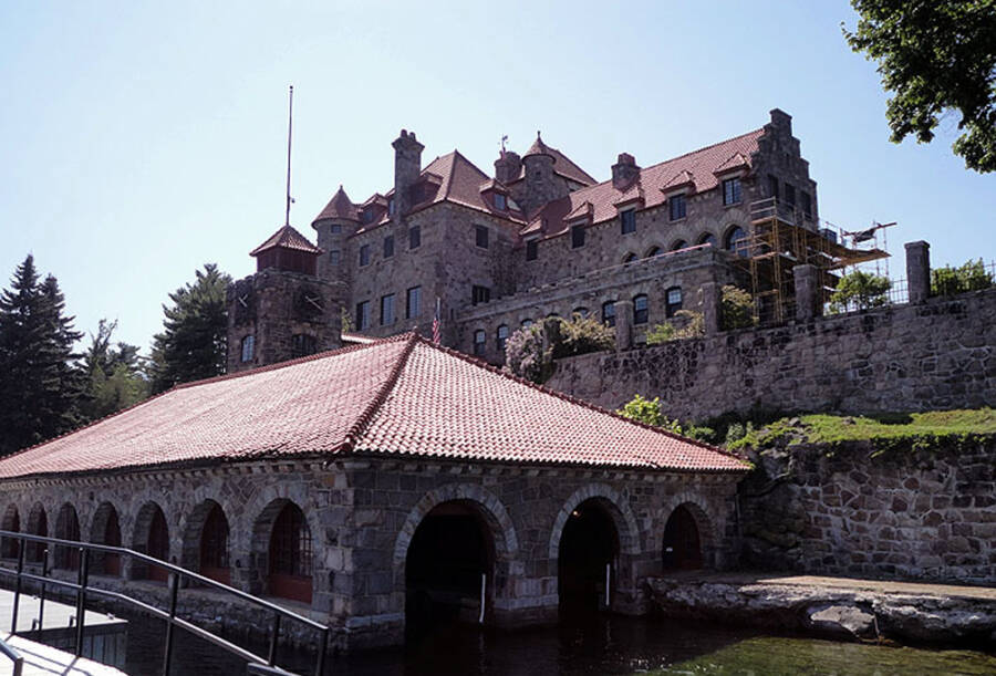 Singer Castle Dock