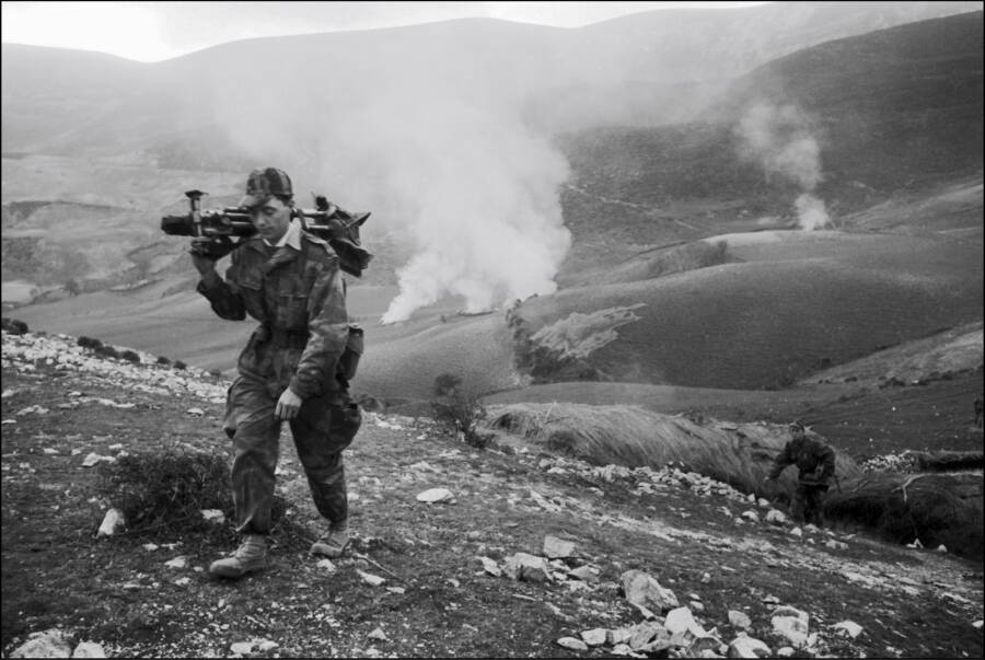 33 Photos Of The French Algerian War That You Don T See In History Books   French Soldier And Gun In Algeria 