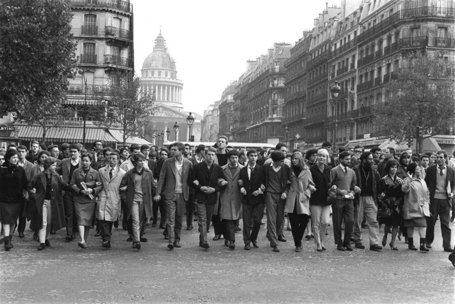 33 Photos Of The French Algerian War That You Don T See In History Books   Parisians Protesting French Algerian War 