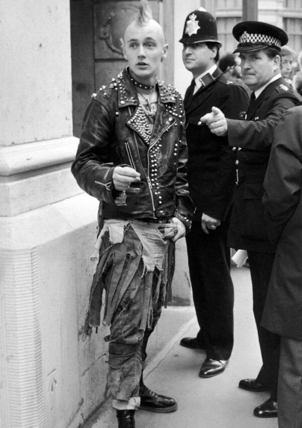 Experience The British Punk Movement In 32 Wild Images 4971