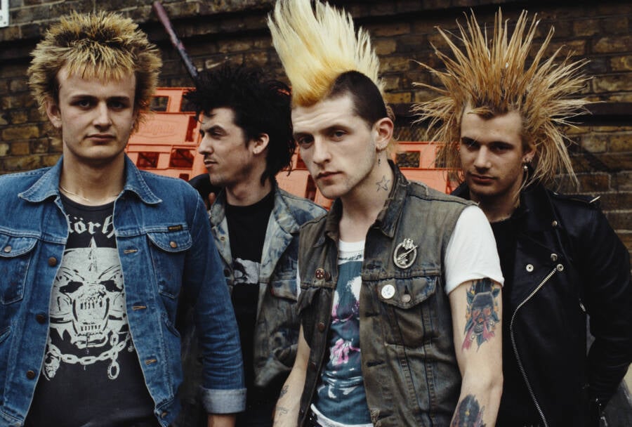32 Raw Photos That Reveal The Chaotic Punk Scene In 1970s And 1980s