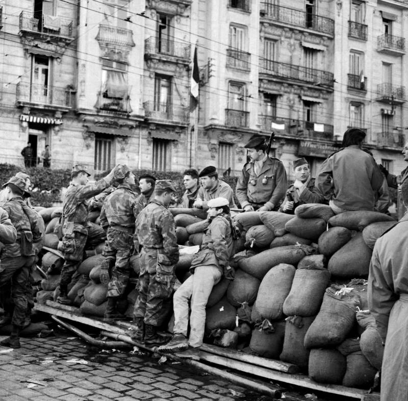 33 Photos Of The French Algerian War That You Don T See In History Books   Troops In Algiers 