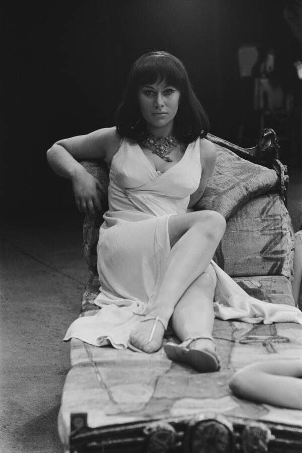 33 Photos Of Helen Mirren Young Vibrant And Timeless