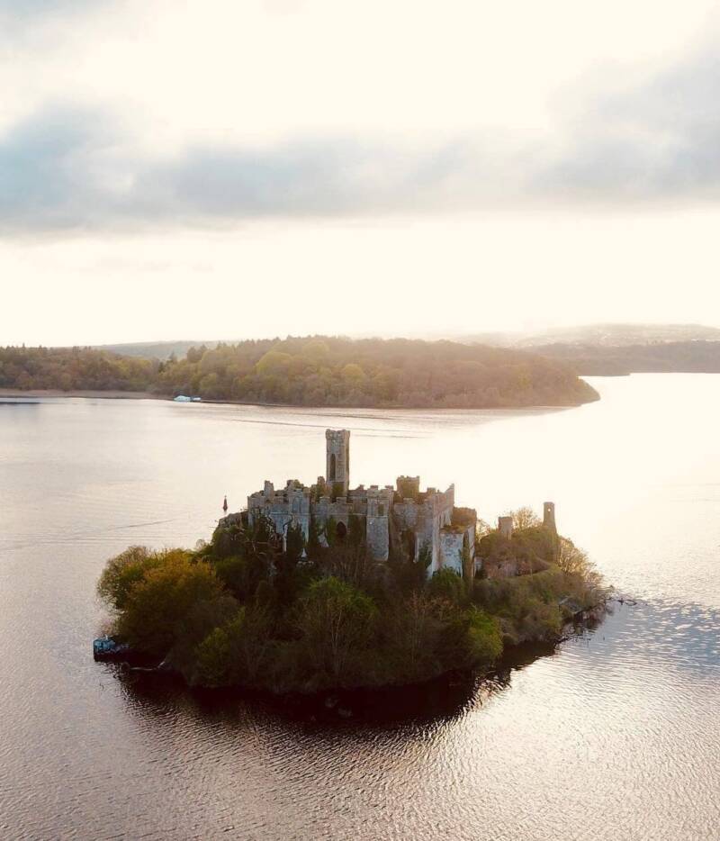 27 Stunning Photos Of McDermott's Castle In Ireland