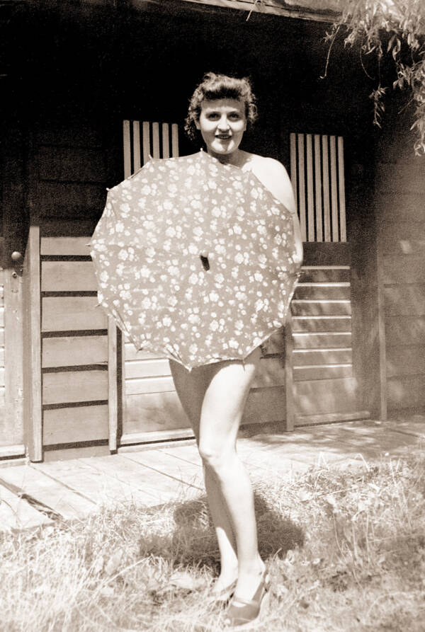 Gretl Braun com guarda-chuva