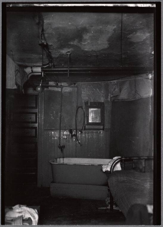 Room With Bathtub And Bed