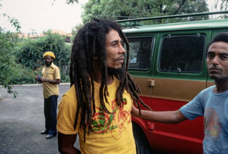 Hoe Is Bob Marley Gestorven In De Tragische Dood Van Het Reggae Icoon   Bob Marley Outside His Jamaica Home 768x520 