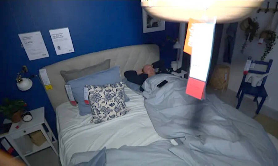 Cliente duerme en Aalborg Ikea