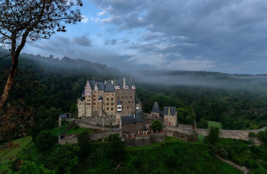 Discover more than 128 eltz castle interior super hot