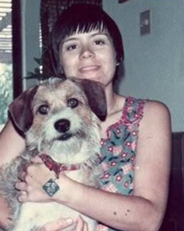 Betty Gore con su perro