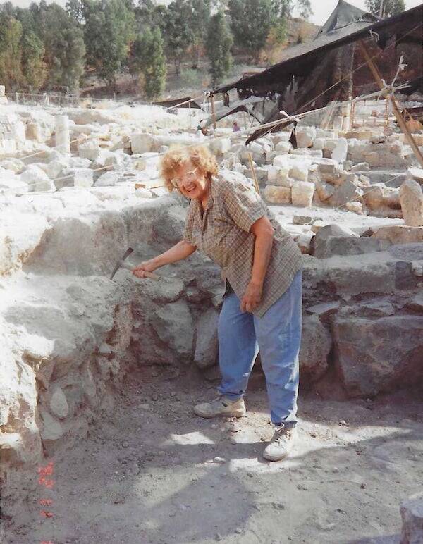 Gerda Cole en la excavación arqueológica