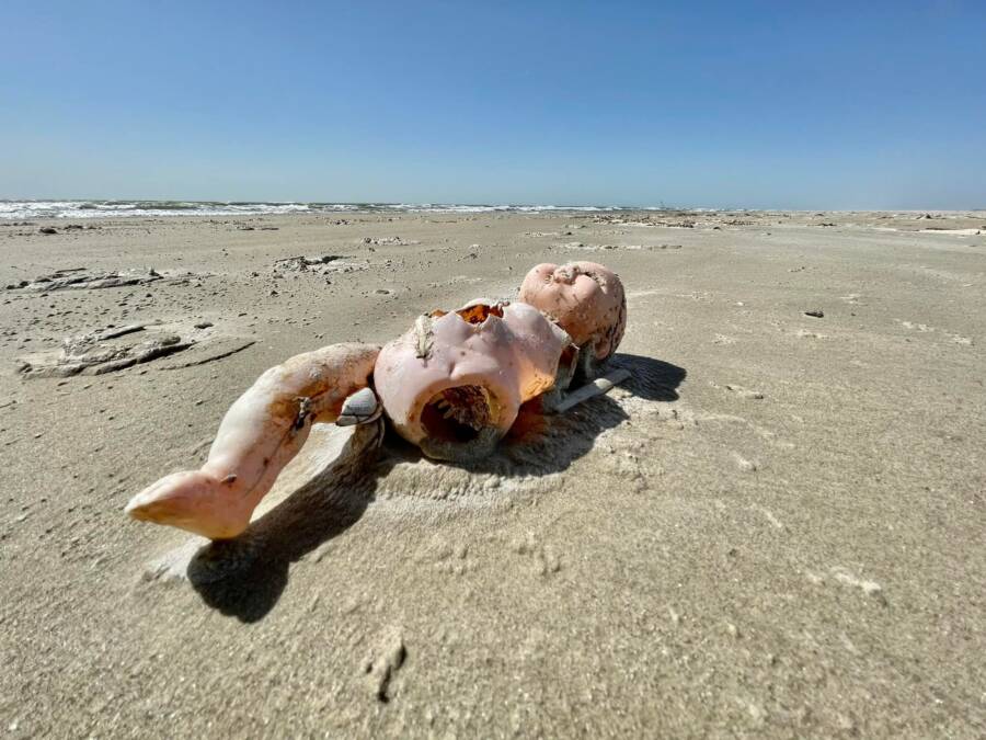 Muñeca espeluznante sin piernas en la playa de Texas