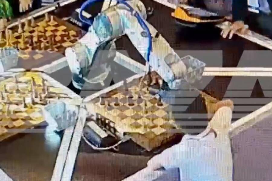 Chess Robot Breaking Finger