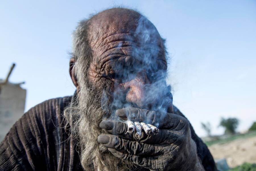 Amou Haji fumant des cigarettes
