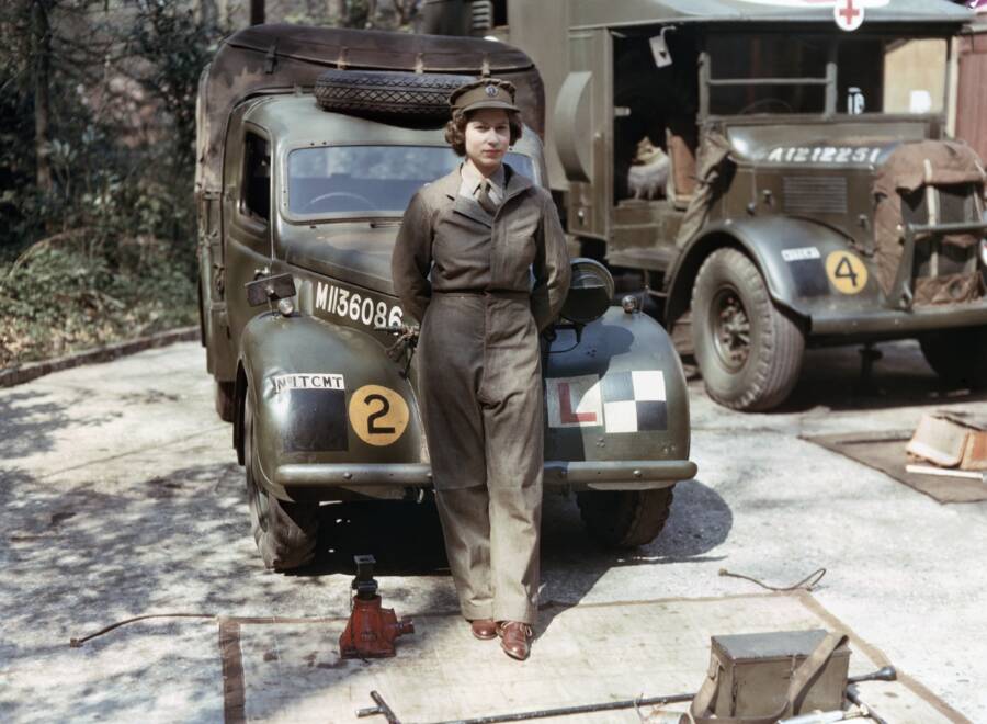 Elizabeth avec un camion de l'armée
