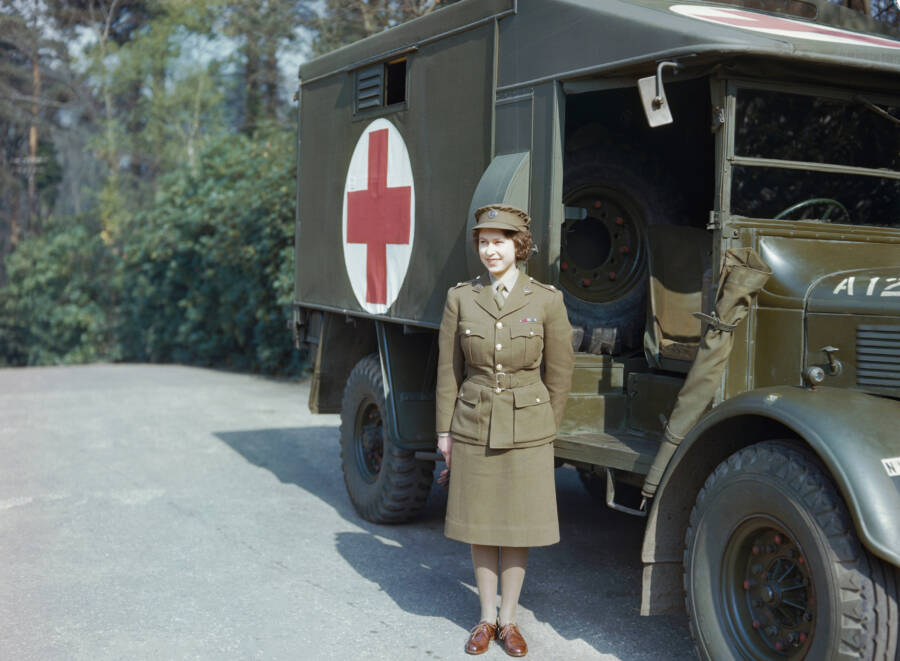 Elizabeth dans son uniforme militaire