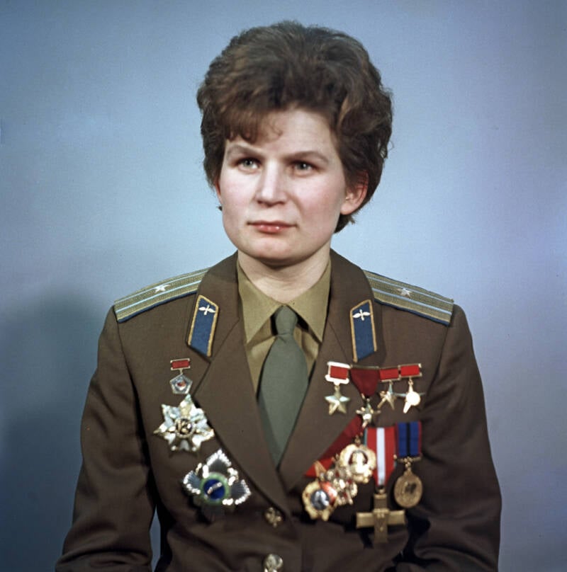 Première femme astronaute en uniforme