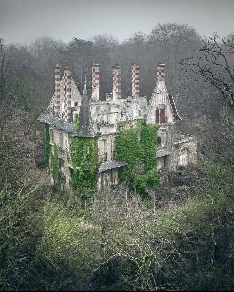 44 Eerie Abandoned Houses From Around The World