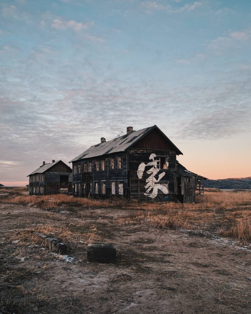 44 Eerie Abandoned Houses From Around The World