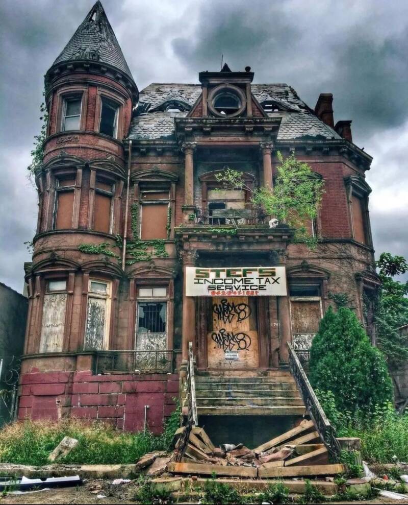 44 Eerie Abandoned Houses From Around The World