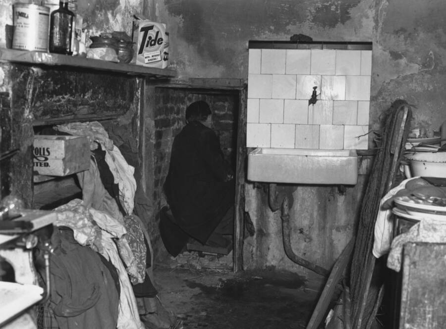 1934 Murder House - Victim Buried Inside 33 Chilling Images Captured Inside Serial Killer’s Houses