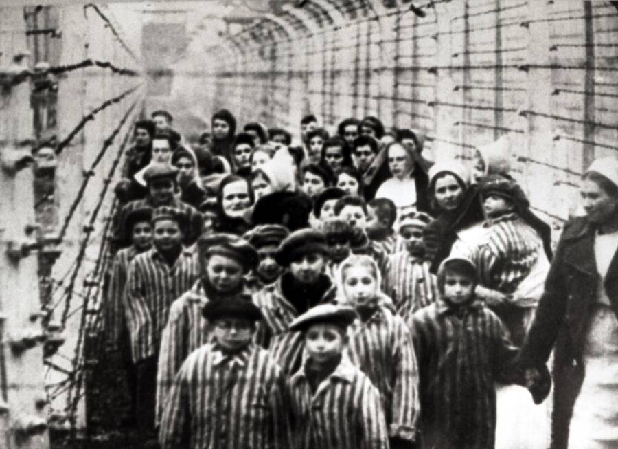 Kinder mit Krankenschwester in Auschwitz