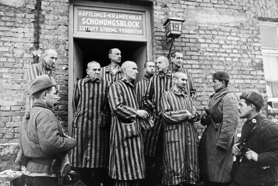 Sowjetische Soldaten mit Gefangenen