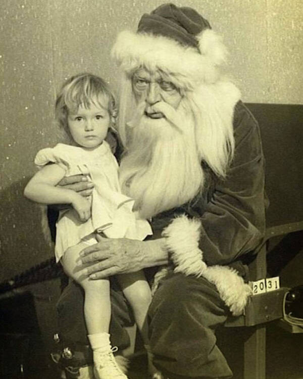 44 Creepy Mall Santas That Likely Left Kids Traumatized