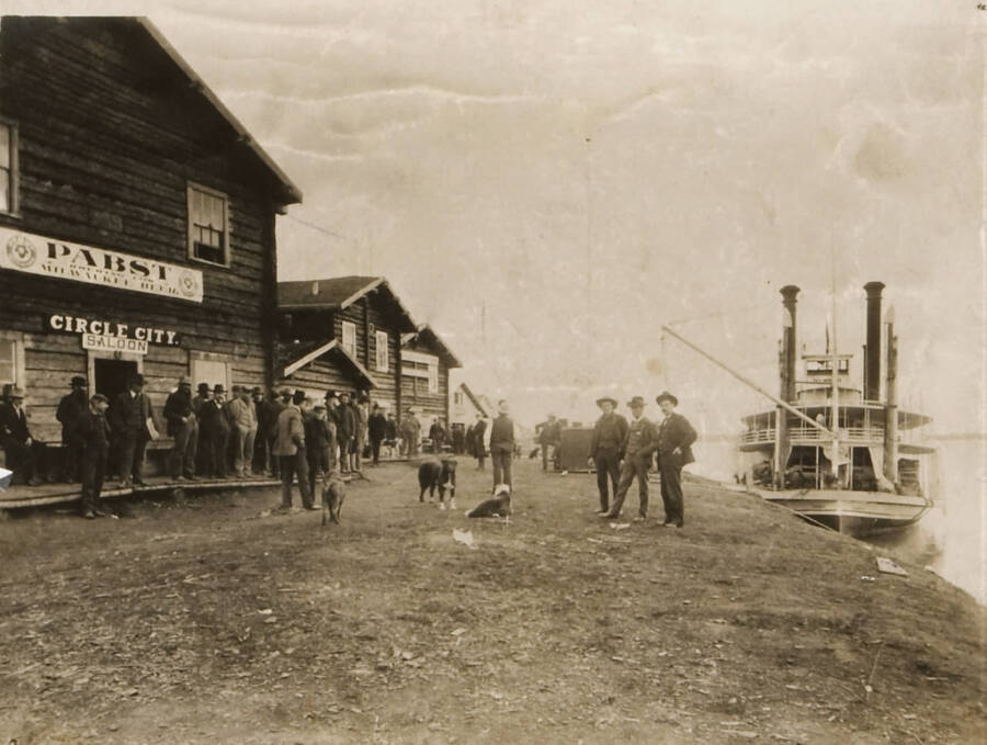 33 Historic Photos Of Wild West Saloons On The American Frontier