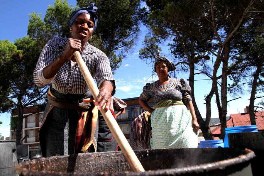 Women Preparing Umqombothi