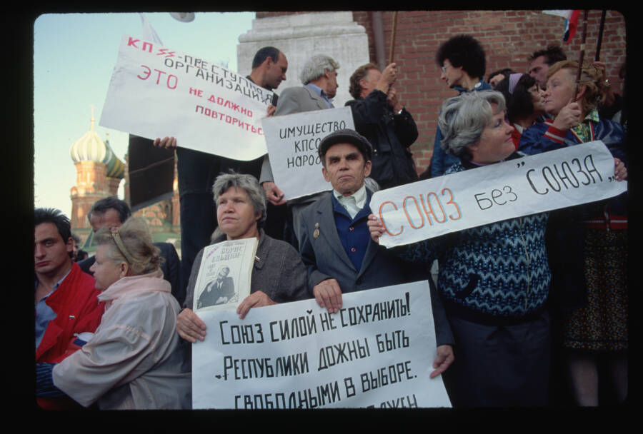 55 Photos That Capture The Collapse Of The Soviet Union