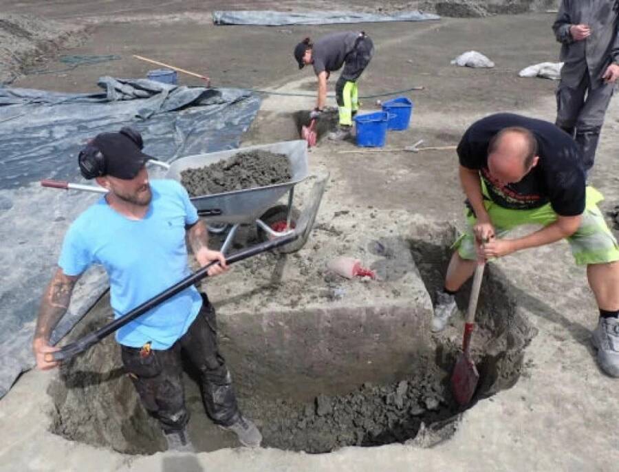 Los arqueólogos cavan en un agujero de poste