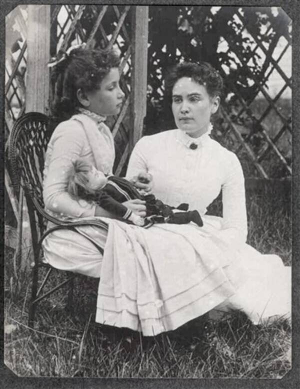 Helen Keller And Anne Sullivan