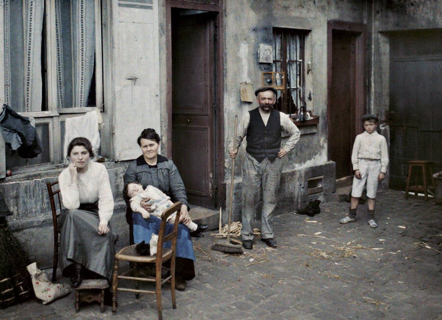 Family In Rue Du Pot-Du-Fer