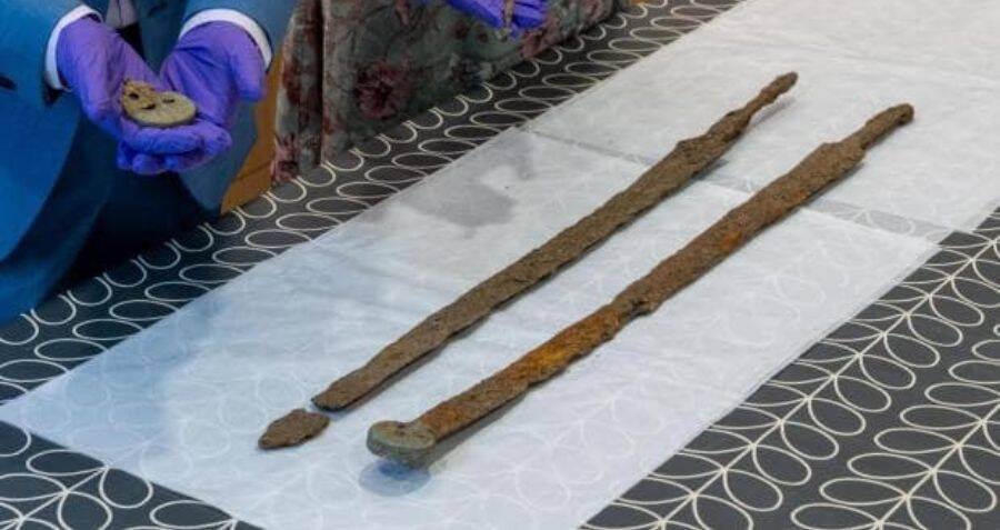 english-metal-detectorist-discovers-ancient-roman-swords