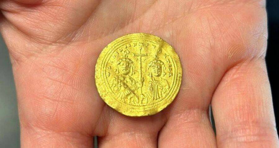 byzantine-gold-coin-discovered-by-metal-detectorist-in-norway