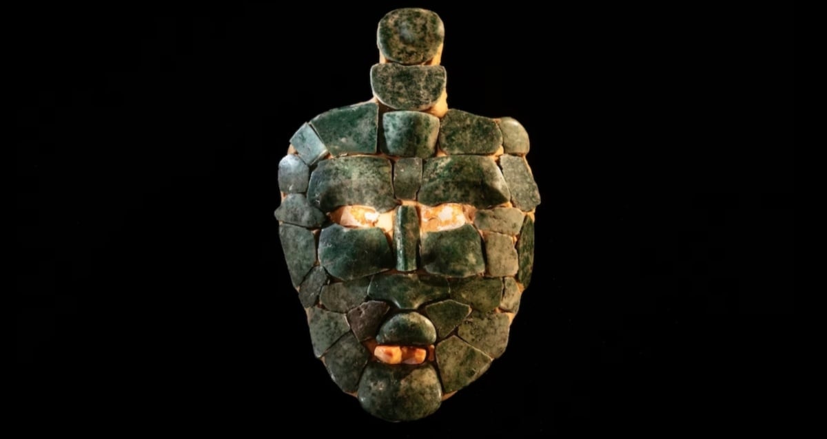 Máscara de jade descubierta en la tumba de un rey maya en Guatemala