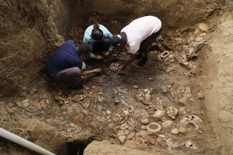 Tim Arkeolog Bekerja di Makam