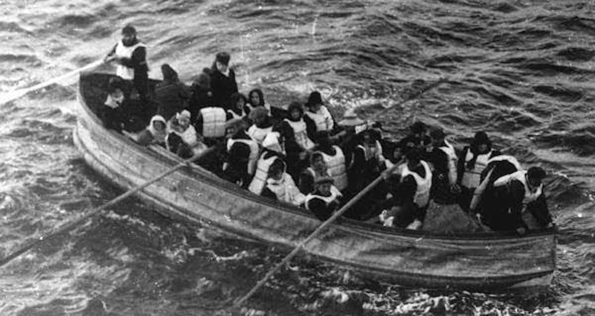 33 Titanic Sinking Photos Taken Just Before And After It Happened