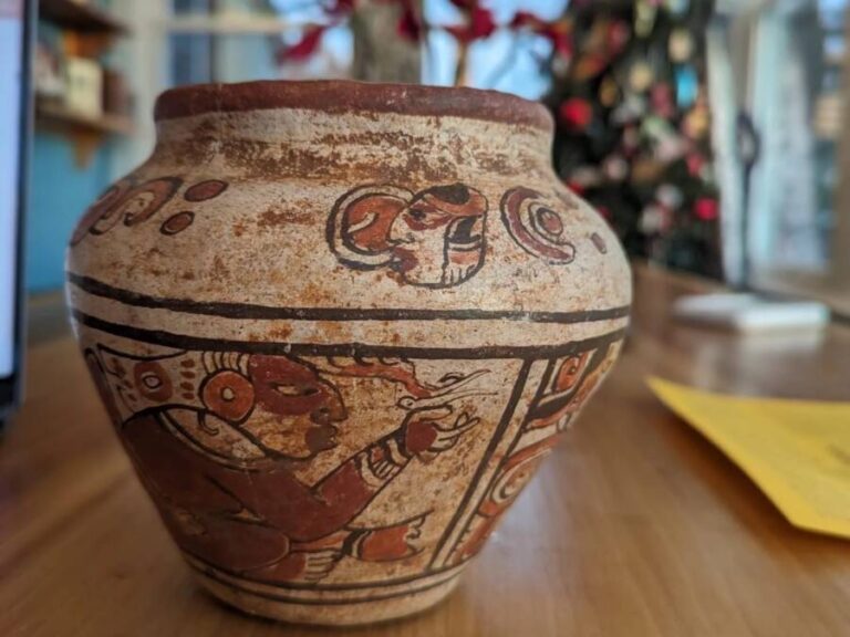Woman Finds Out 4 Thrift Store Vase Is Actually A Maya Artifact(00)