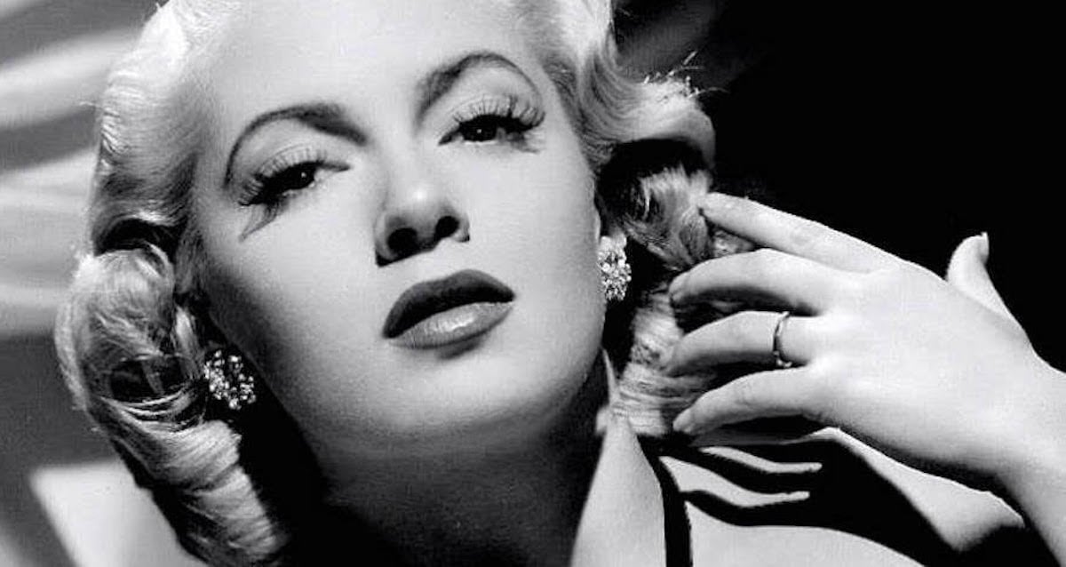 27 Stunning Photos Of Lana Turner The Blonde Bombshell Of Golden Age Hollywood Reportwire 6869