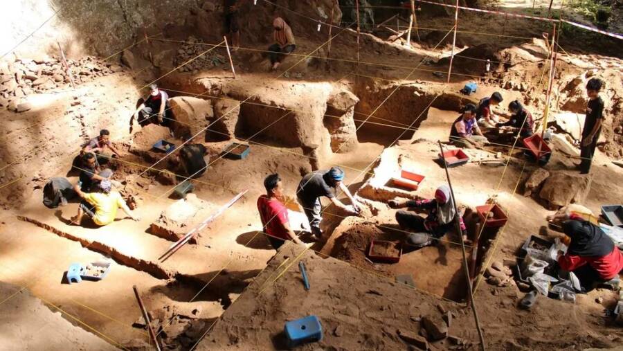 Prehistoric Burials Discovered Inside Malaysian Caves