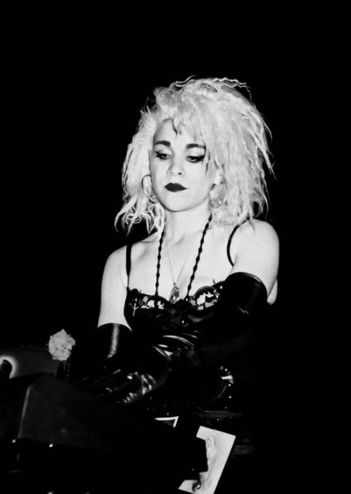 44 Vintage Photos Of Goth Style, From Somber Music To Dark Eyeliner