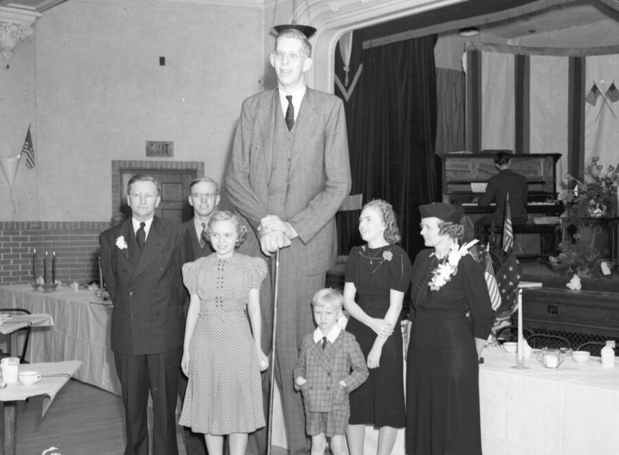 Robert Pershing Wadlow Photo