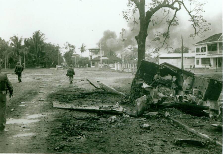Marines Advancing Through The Hue Streets