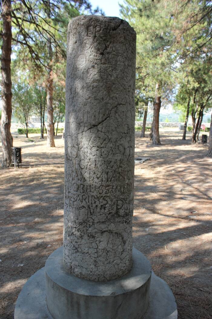 Veni Vidi Vici Column